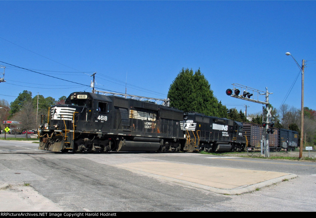 NS 4618 & 2873 lead a short train out of the yard